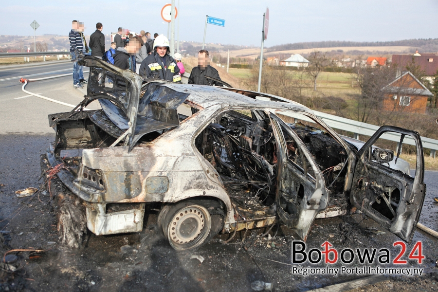 BMW spłonęło na wiadukcie w Bobowej