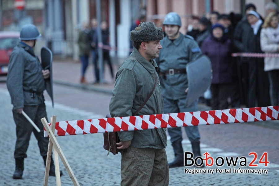 Manifestacja oraz przemarsz demonstrantów na rynku w Bobowej (TV)
