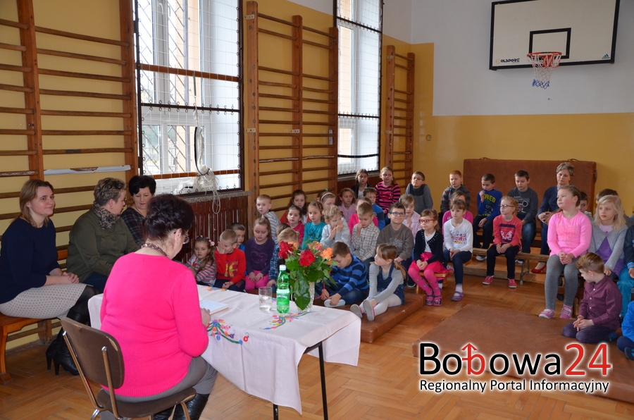 Sołtys Barbara Baran czyta dzieciom