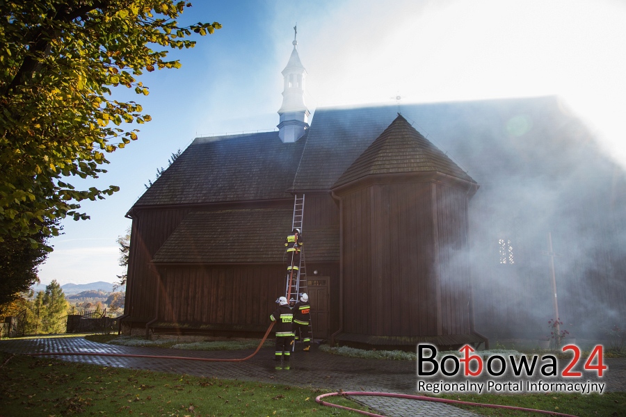 Dym w zabytkowym kościele w Wilczyskach. Do akcji zadysponowano kilkudziesięciu strażaków