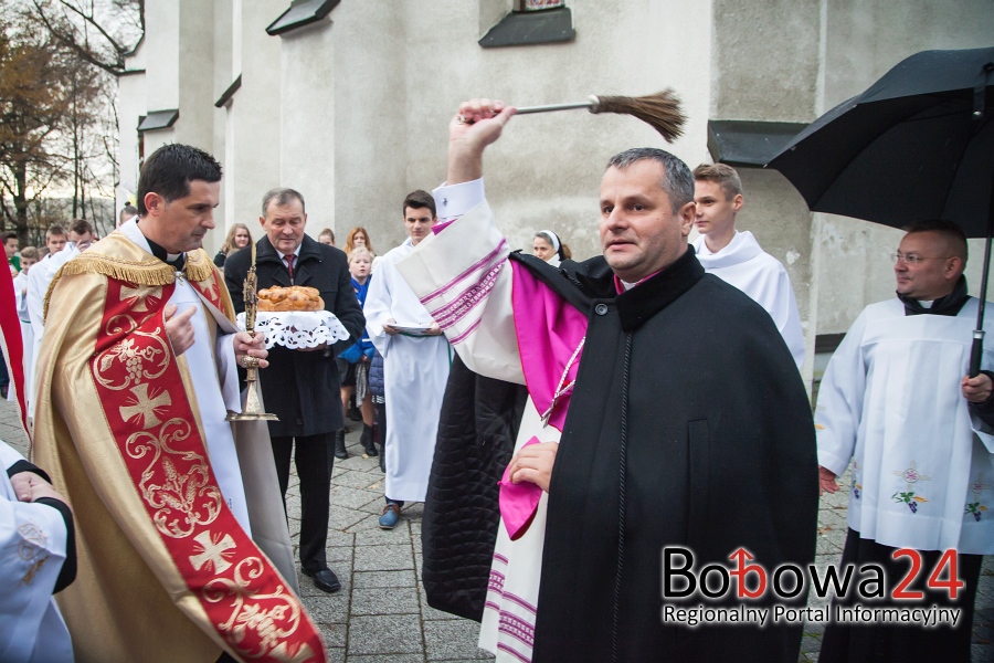 Biskupa powitali w Bobowej rycerze. Jak przebiegła wizytacja?