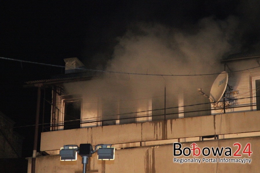 Pożar na drugim piętrze budynku przy rynku w Bobowej. 90 tys złotych strat!