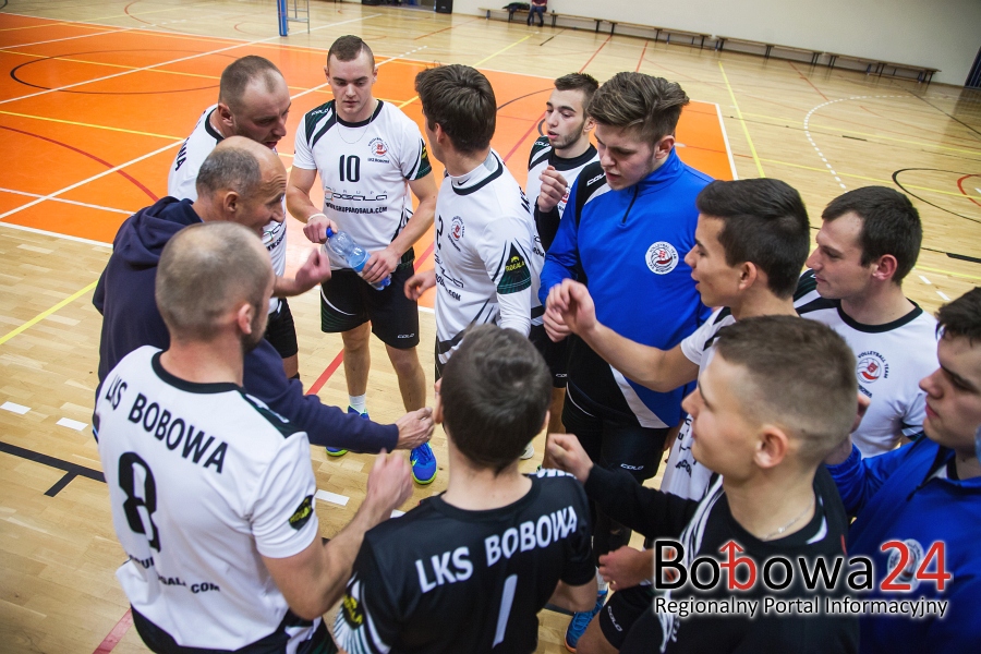 LKS Bobowa podczas przerwy omawia z trenerem błędy oraz strategię
