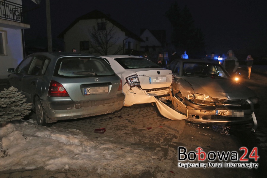 JANKOWA: Opel wpadł w dwa zaparkowane auta pod kaplicą (04 03 2018)