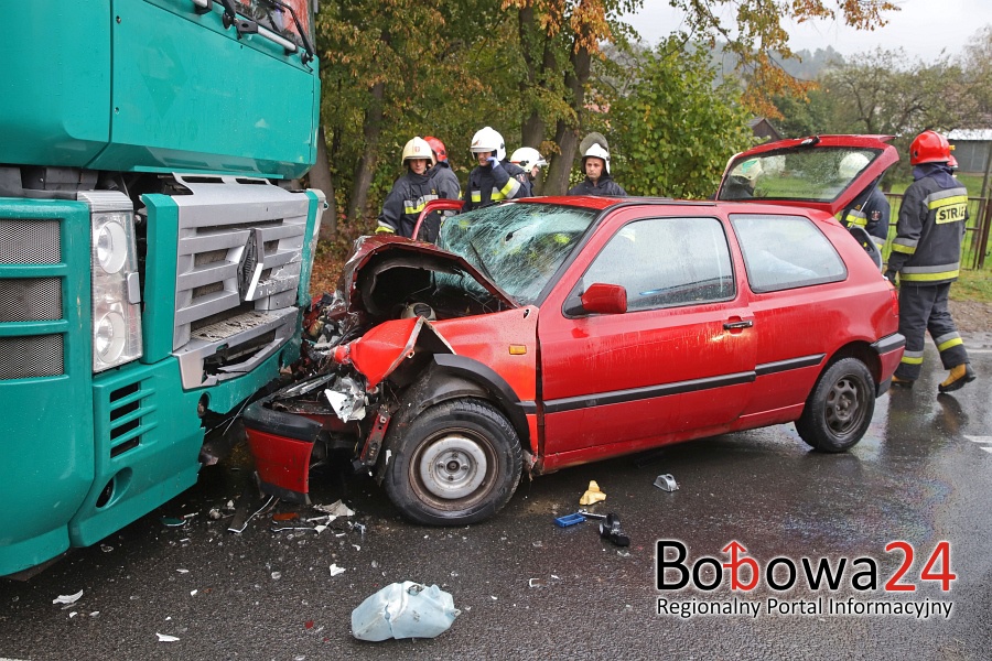 Poważny wypadek w Wilczyskach. Czołówka ciężarówki z VW Golfem (TV)