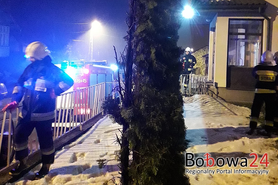 Bobowa, ul. Grunwaldzka: pożar świątecznego drzewka (TV)