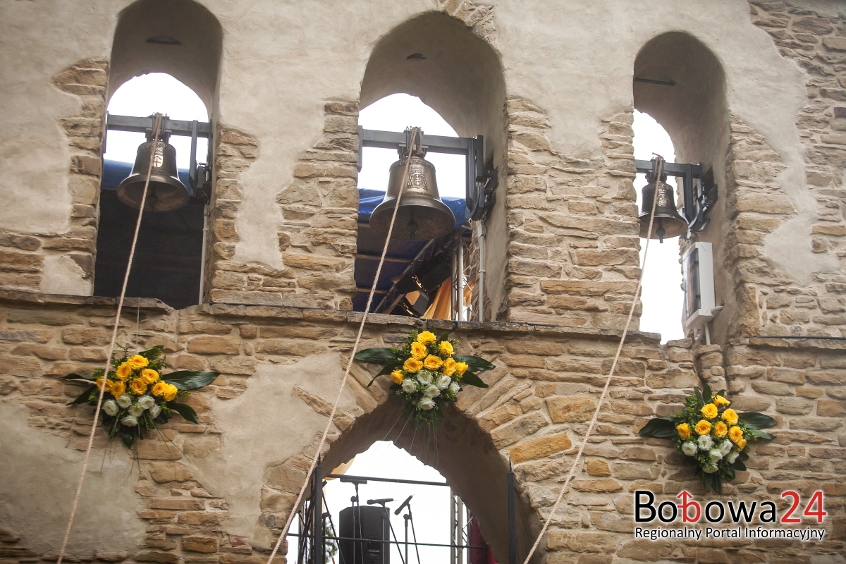 Biskup Piotrowski poświęcił dzwony przy kościele św. Zofii. Posłuchajcie jak pięknie brzmią! (TV)
