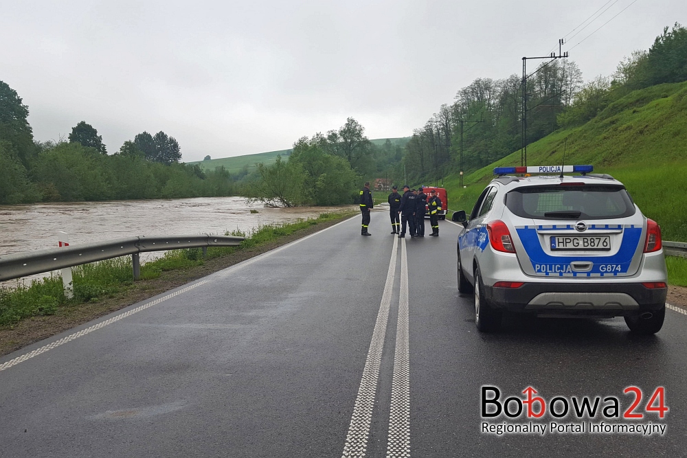 Od 7 rano ogłoszono alarm powodziowy w Bobowej. Nieprzejezdna DW981 oraz kilka dróg gminnych! (TV)