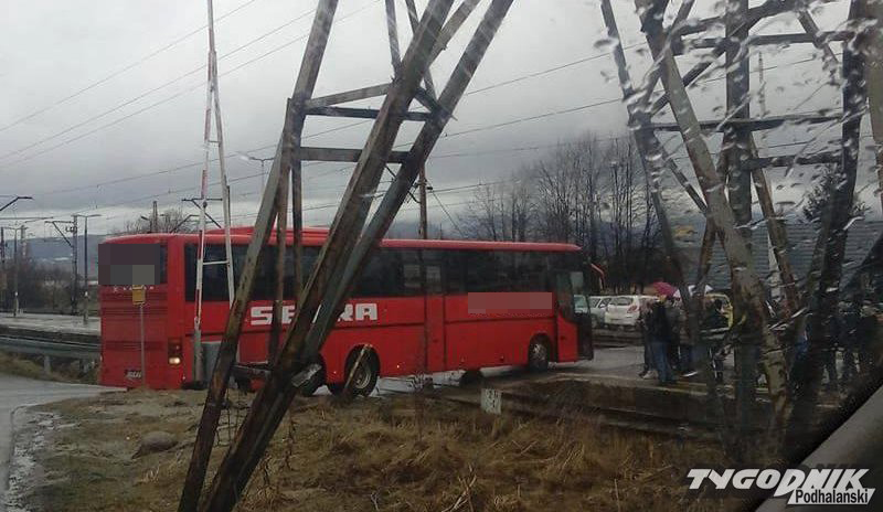 Incydent w Szaflarach z udziałem autobusu bobowskiego przewoźnika. Pojazd utknął na torach!